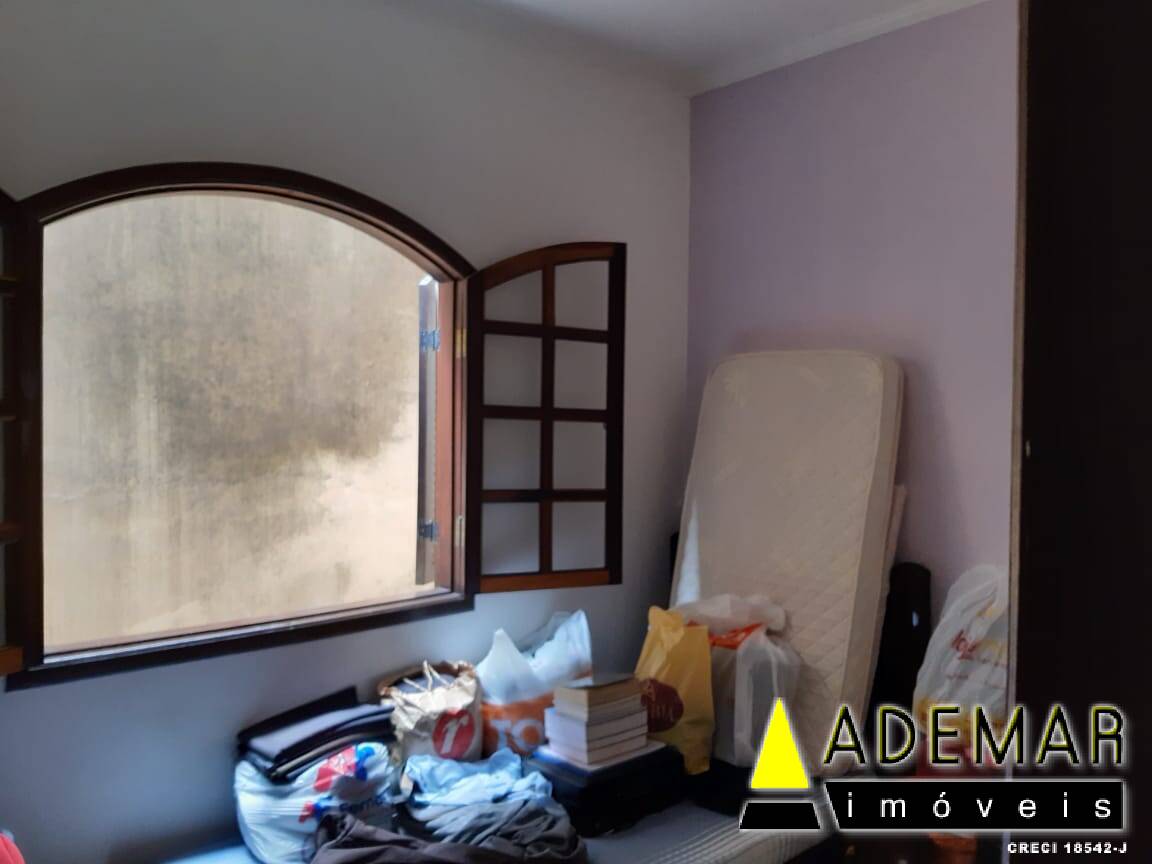 Casa à venda com 3 quartos, 250m² - Foto 1