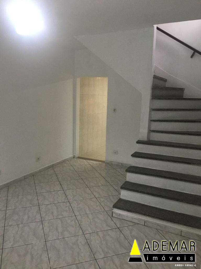 Casa à venda com 2 quartos, 80m² - Foto 2