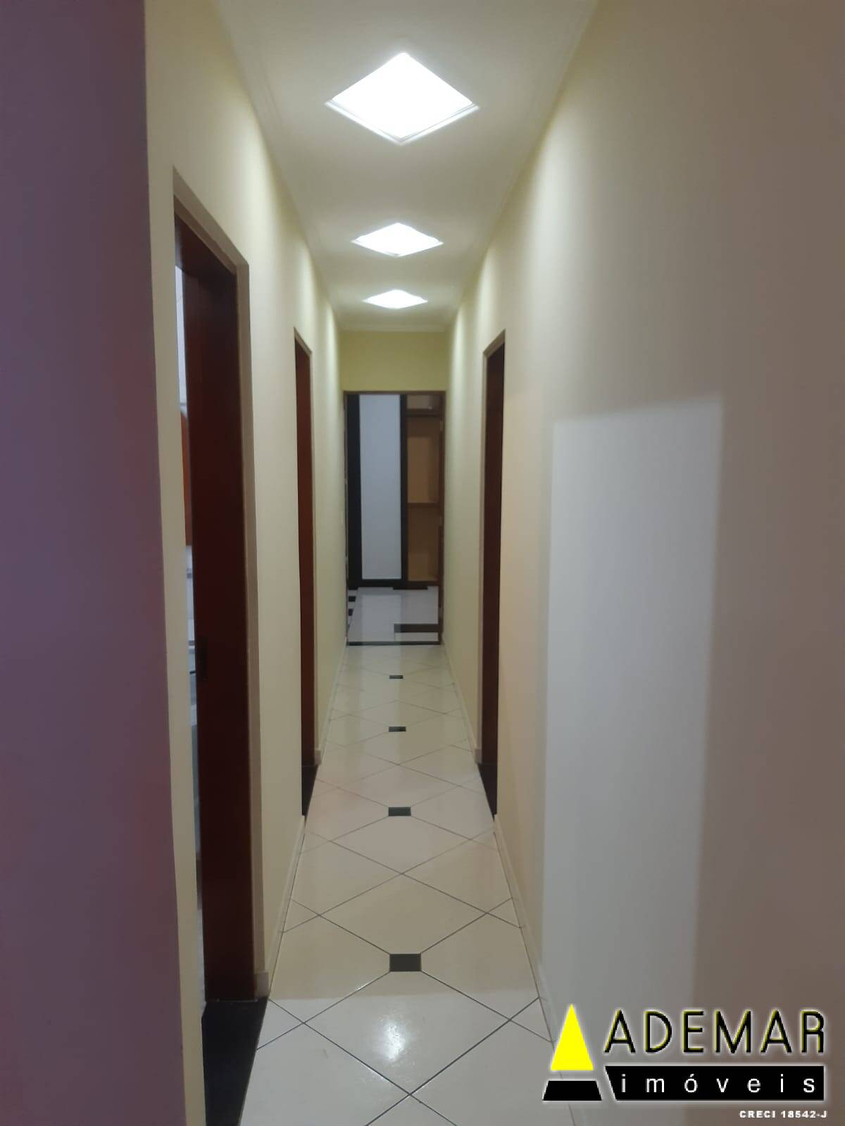 Casa à venda com 3 quartos, 500m² - Foto 3