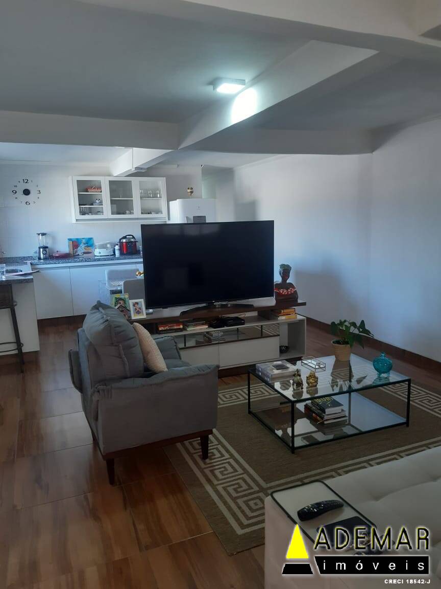 Casa à venda com 5 quartos, 188m² - Foto 2