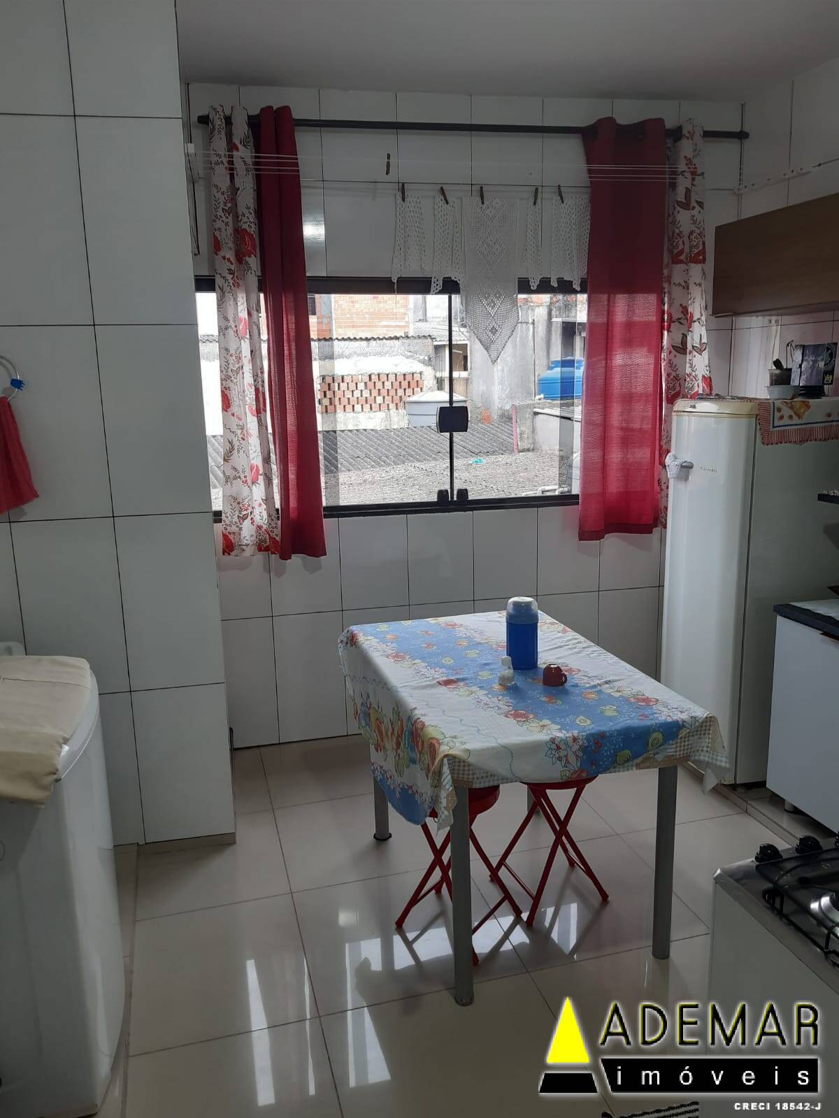 Casa à venda com 2 quartos, 120m² - Foto 2