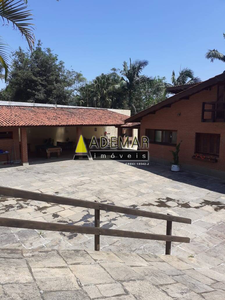 Casa à venda e aluguel com 4 quartos, 2700m² - Foto 4