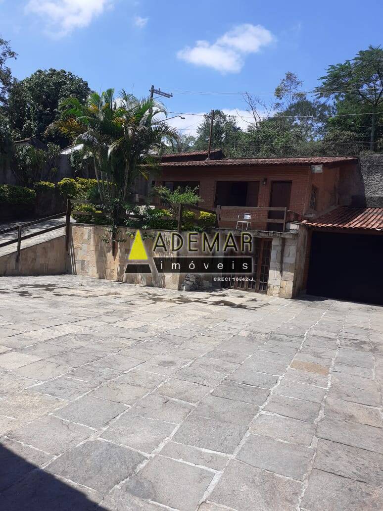 Casa à venda e aluguel com 4 quartos, 2700m² - Foto 1